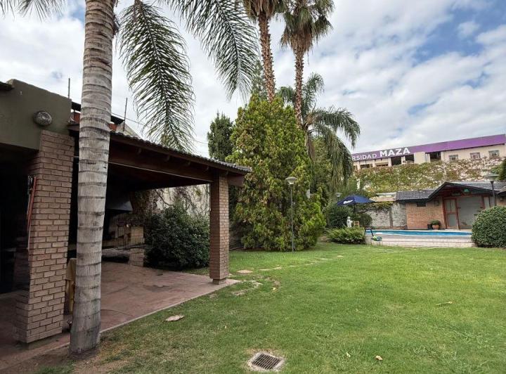 Casa · 380m² · 7 Ambientes · 2 Cocheras