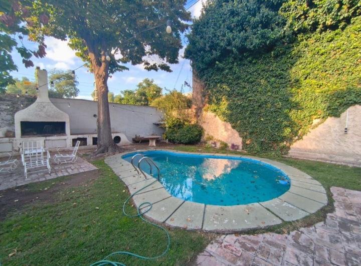 Casa · 216m² · 7 Ambientes · 1 Cochera