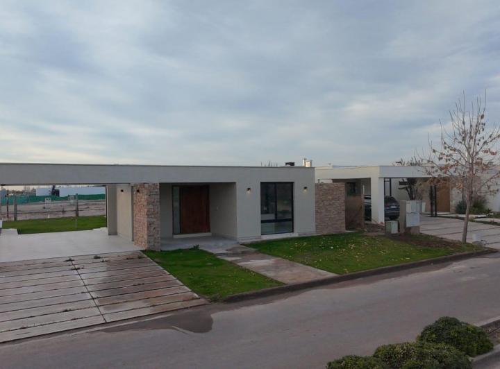 Casa · 170m² · 3 Dormitorios · 2 Cocheras