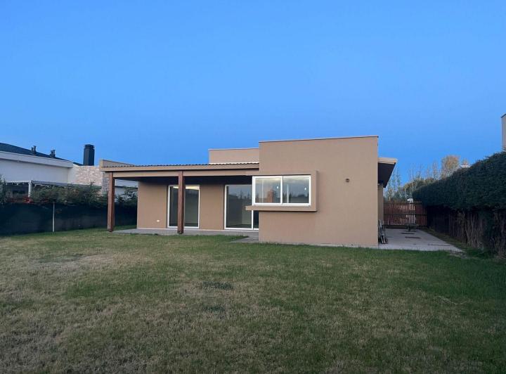 Casa · 135m² · 3 Ambientes · 2 Cocheras