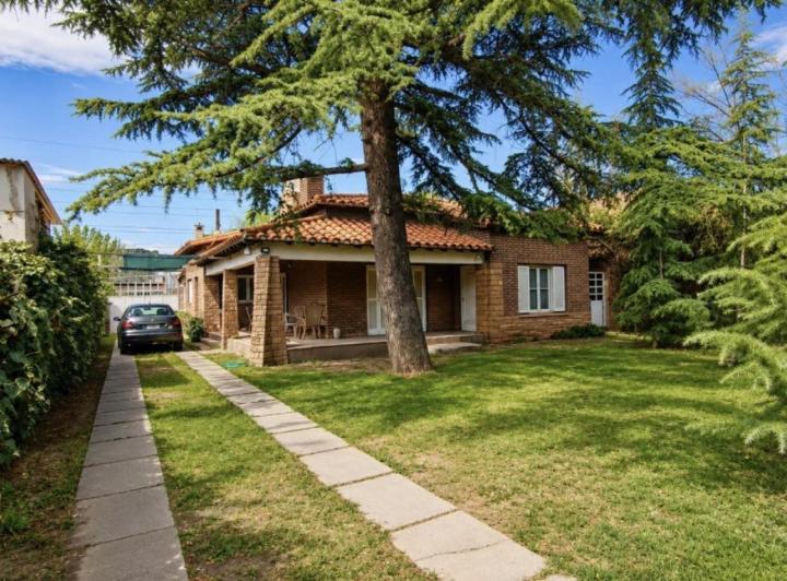 Casa · 252m² · 2 Dormitorios