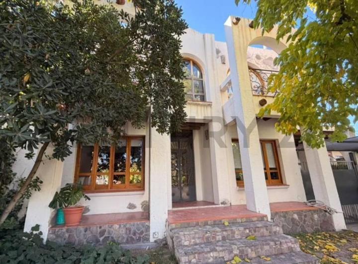 Casa · 241m² · 5 Ambientes · 2 Cocheras