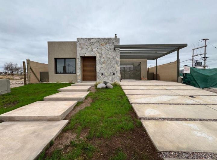 Casa · 120m² · 5 Ambientes · 2 Cocheras
