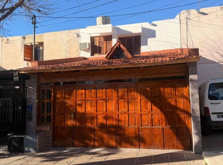 Casa · 104m² · 5 Ambientes · 2 Cocheras