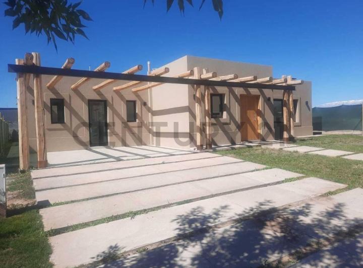 Casa · 225m² · 3 Ambientes · 2 Cocheras