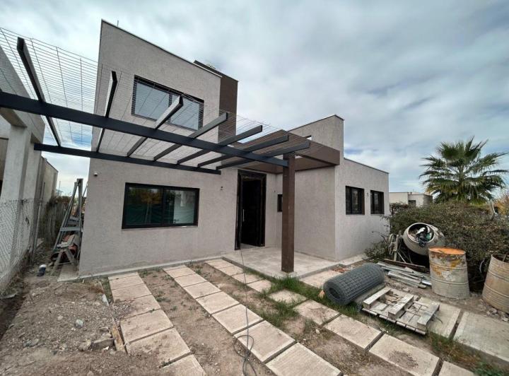 Casa · 230m² · 6 Ambientes · 2 Cocheras
