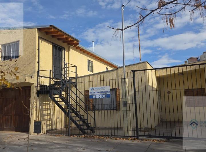 Casa · 220m² · 4 Ambientes · 3 Cocheras