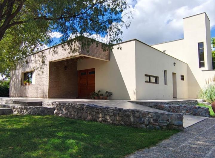 Casa · 270m² · 8 Ambientes