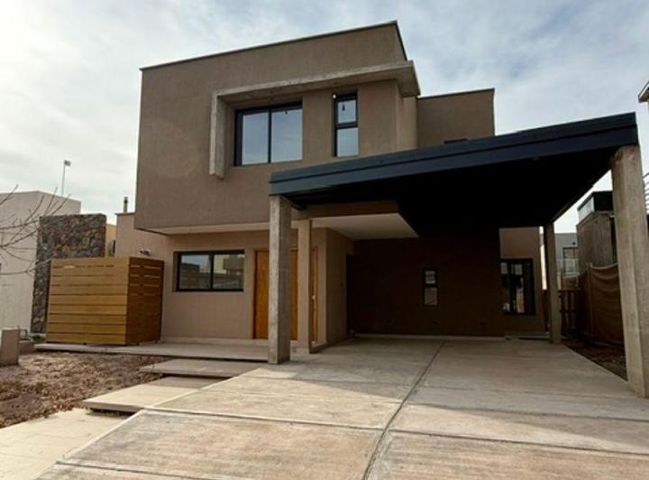Casa · 229m² · 8 Ambientes · 2 Cocheras