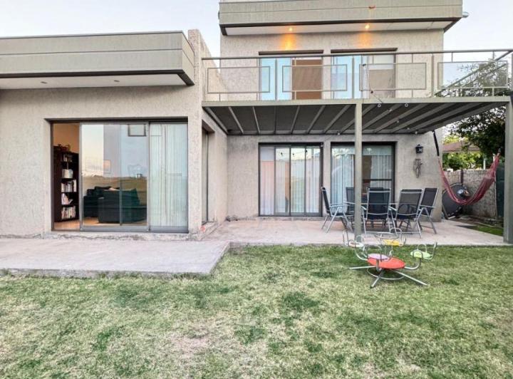 Casa · 190m² · 7 Ambientes · 2 Cocheras