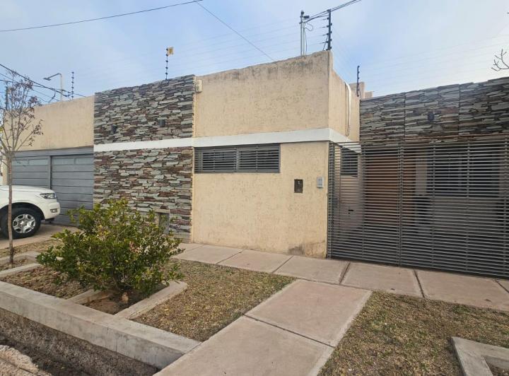 Casa · 160m² · 5 Ambientes · 3 Cocheras