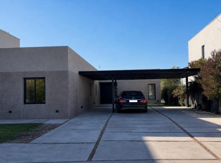 Casa · 143m² · 3 Dormitorios · 2 Cocheras