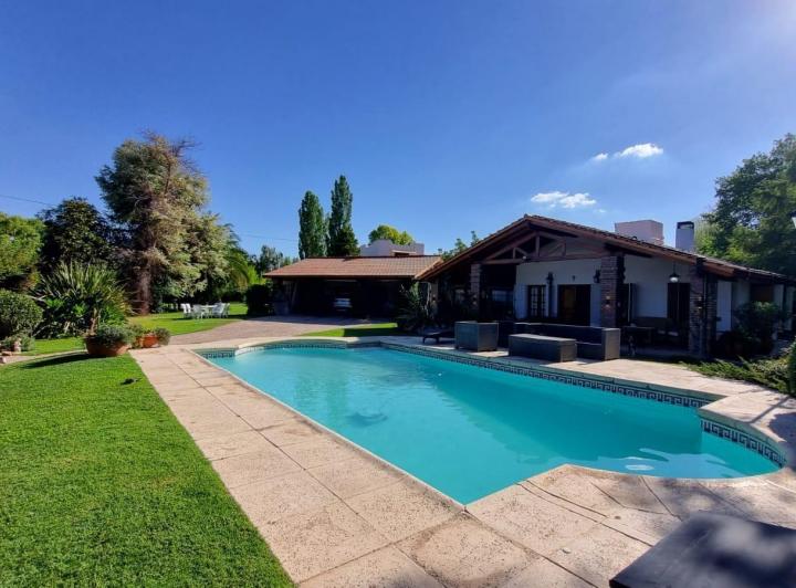 Casa · 350m² · 3 Dormitorios · 3 Cocheras