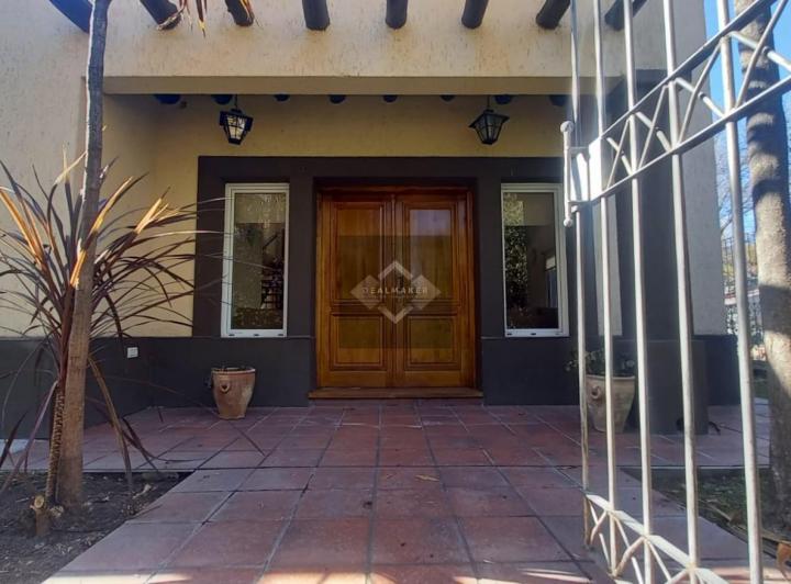 Casa · 320m² · 4 Dormitorios · 2 Cocheras