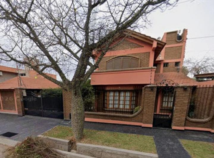 Casa · 220m² · 6 Ambientes · 2 Cocheras