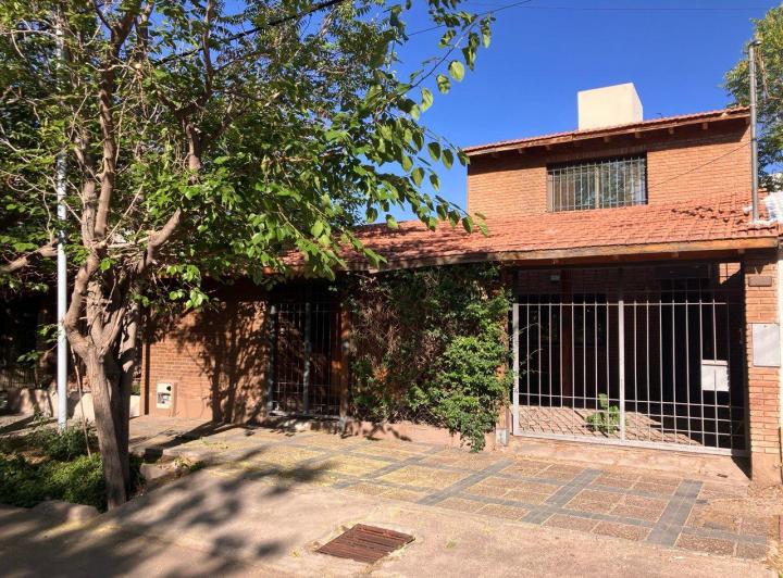 Casa · 210m² · 6 Ambientes · 2 Cocheras