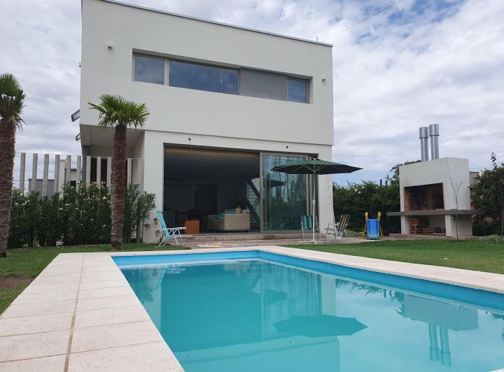 Casa · 220m² · 8 Ambientes · 2 Cocheras