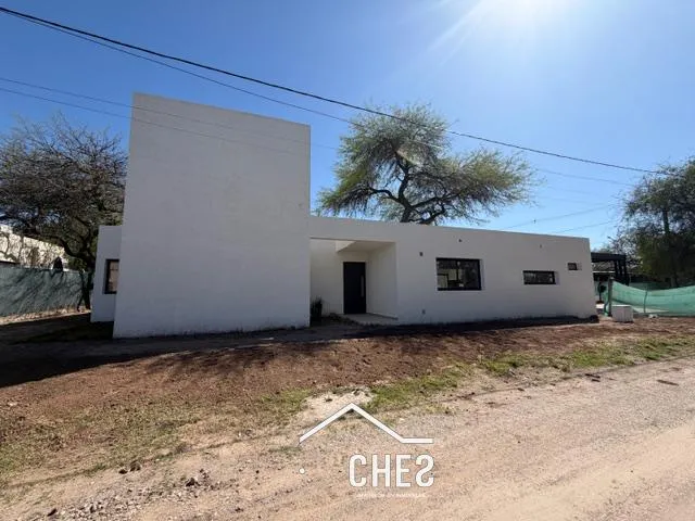 Casa a la venta a ESTRENAR 3 dormitorios 1 sola planta con pileta . Villa Catali...