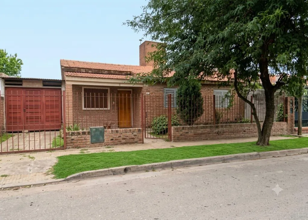 VENTA CASA  EN BARRIO IAF LOS ROBLES- APTO IAF