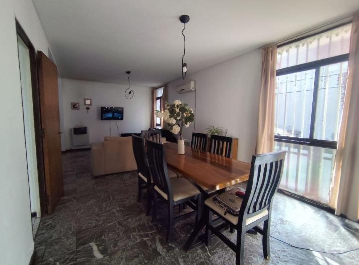 Casa · 95m² · 6 Ambientes · 1 Cochera