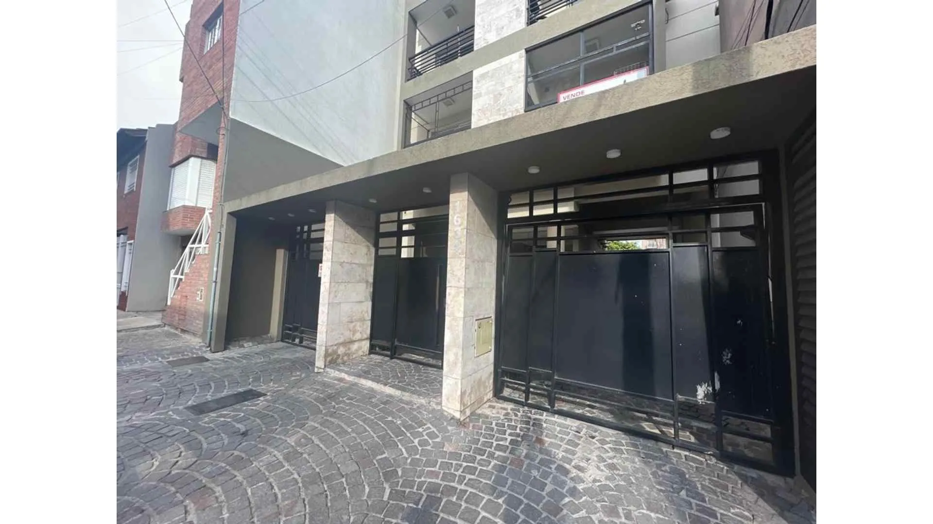 DEPARTAMENTO 2 AMB. AL FRENTE CON COCHERA!