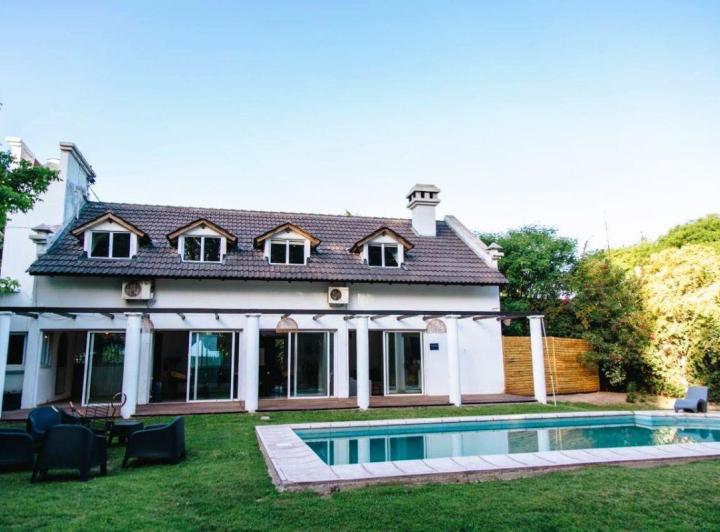 Casa · 350m² · 5 Ambientes · 1 Cochera