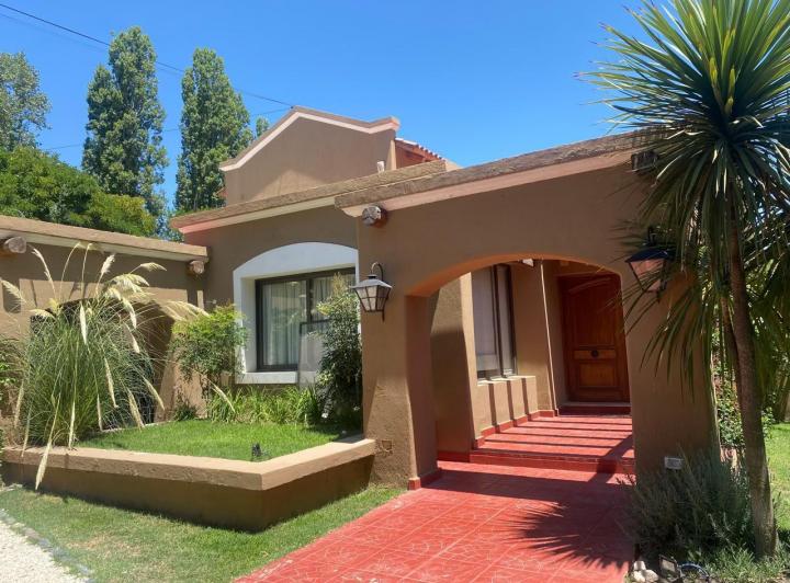 Casa · 400m² · 6 Ambientes · 3 Cocheras
