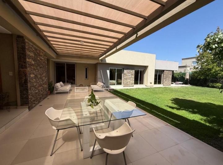 Casa · 246m² · 1 Ambiente · 2 Cocheras