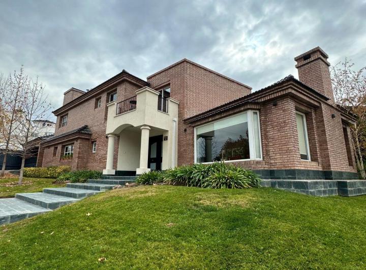 Casa · 315m² · 1 Ambiente · 2 Cocheras