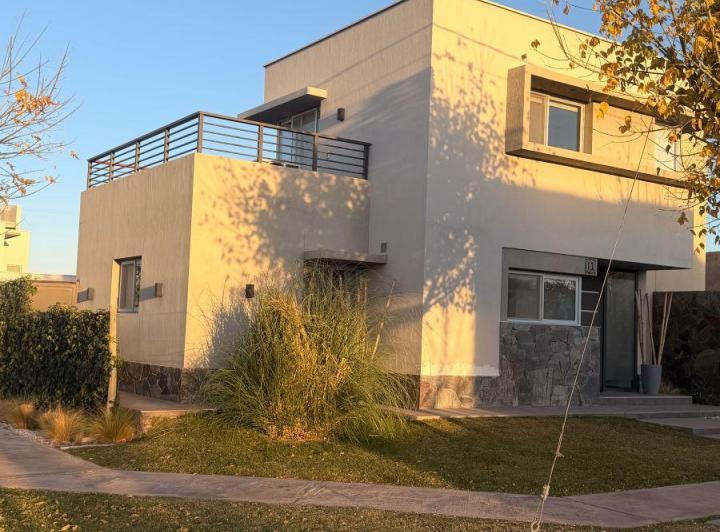 Casa · 250m² · 4 Ambientes · 2 Cocheras