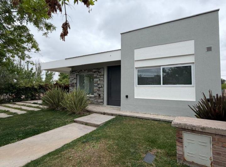 Casa · 200m² · 5 Ambientes · 2 Cocheras