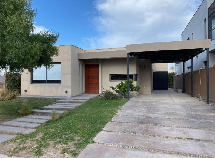 Casa · 250m² · 5 Ambientes · 2 Cocheras