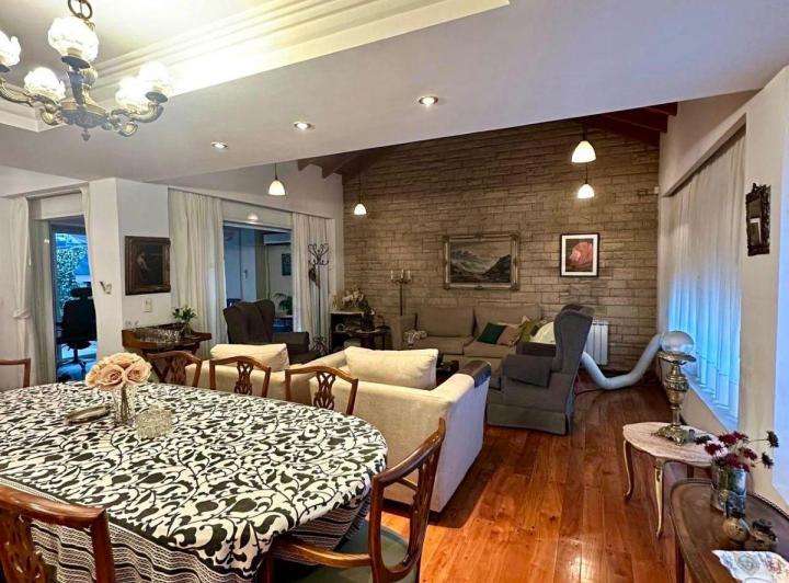 Local comercial · 210m² · 6 Ambientes · 2 Cocheras