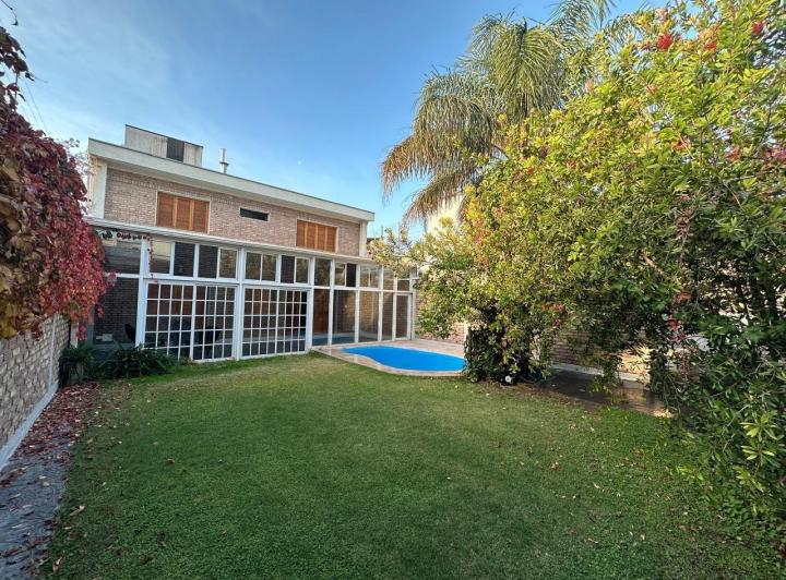Casa · 350m² · 8 Ambientes · 4 Cocheras