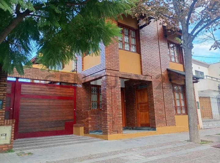 Casa · 200m² · 9 Ambientes · 1 Cochera