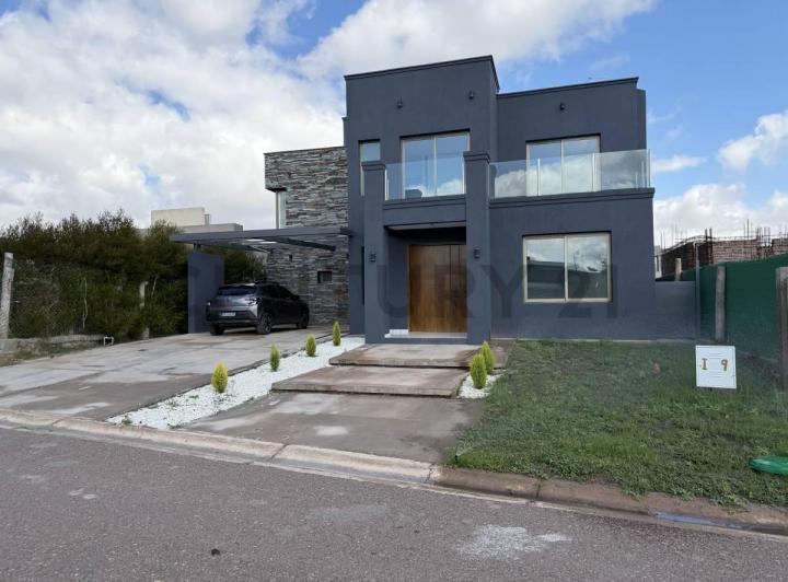 Casa · 270m² · 6 Ambientes