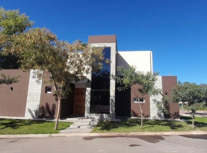 Casa · 500m² · 5 Ambientes · 2 Cocheras