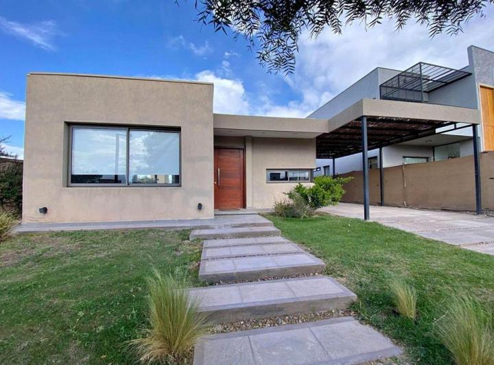 Casa · 120m² · 6 Ambientes · 1 Cochera