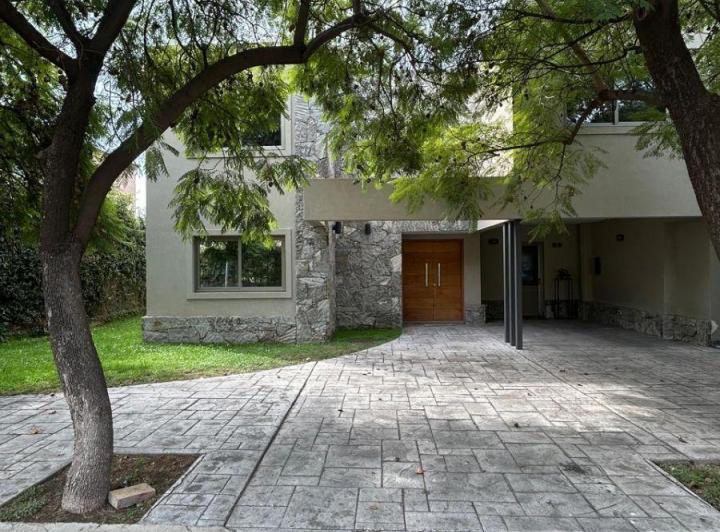 Casa · 300m² · 6 Ambientes · 2 Cocheras