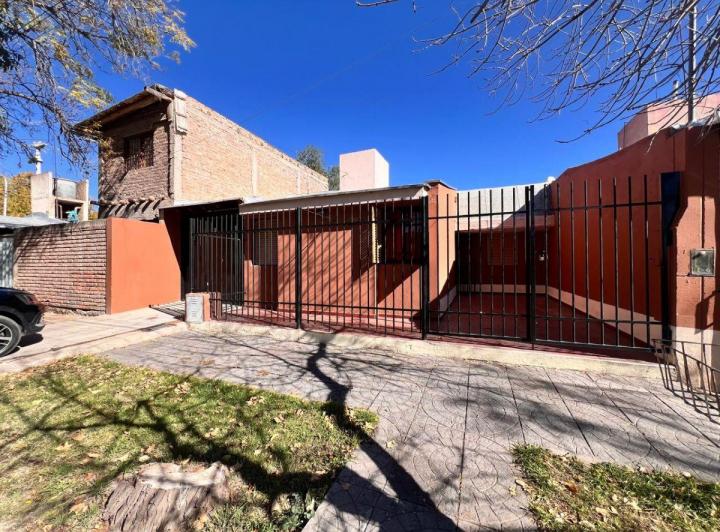 Casa · 100m² · 6 Ambientes · 3 Cocheras
