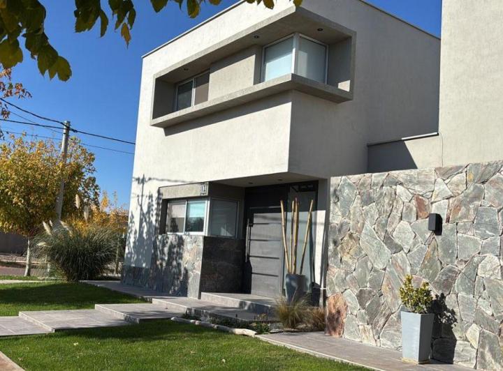 Casa · 230m² · 6 Ambientes · 2 Cocheras