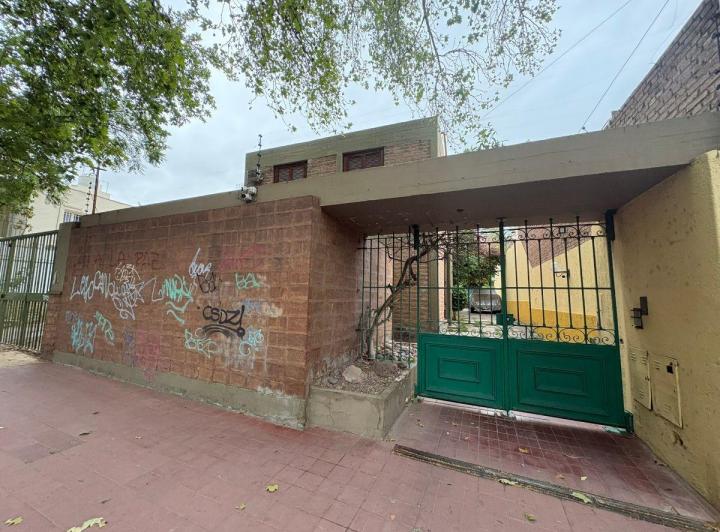 Casa · 162m² · 8 Ambientes · 1 Cochera