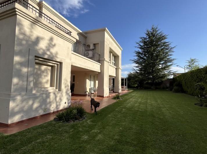 Casa · 900m² · 20 Ambientes · 8 Cocheras