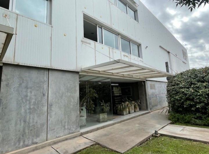 Bodega-Galpón · 1500m² · 30 Ambientes · 20 Cocheras
