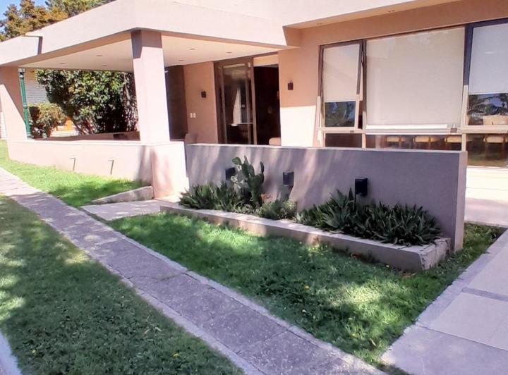 Casa · 890m² · 7 Dormitorios · 6 Cocheras