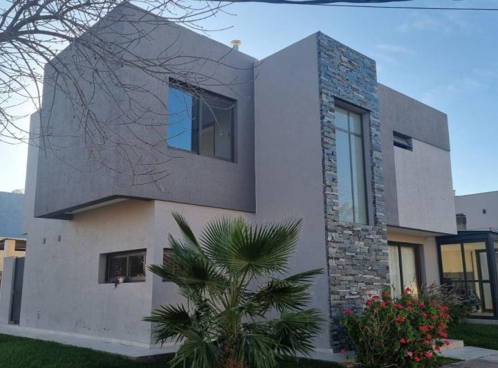 Casa · 190m² · 3 Dormitorios · 2 Cocheras