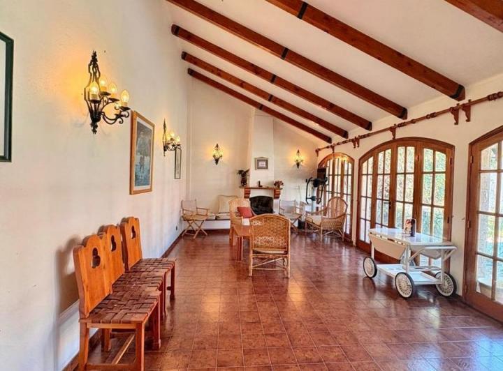 Casa · 420m² · 4 Dormitorios · 5 Cocheras