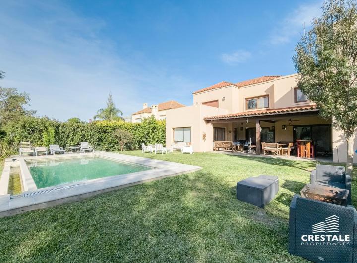 Casa · 348m² · 7 Ambientes · 2 Cocheras