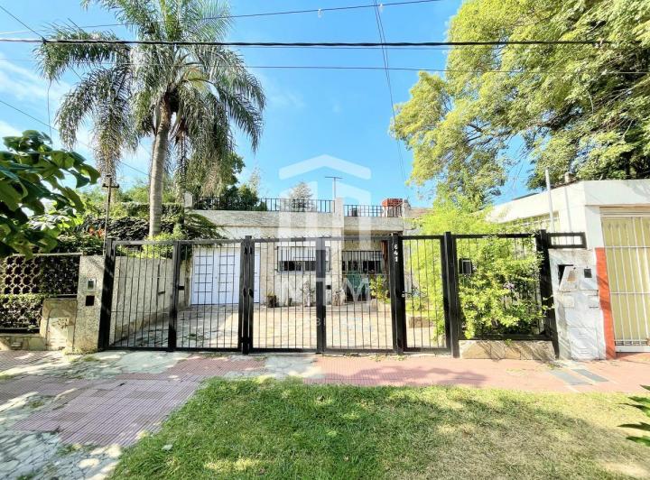 Casa · 226m² · 6 Ambientes · 2 Cocheras