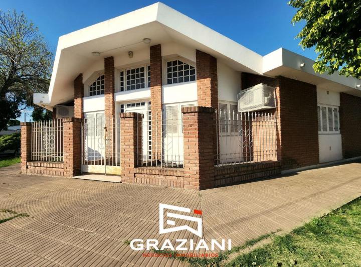 Casa · 244m² · 10 Ambientes · 2 Cocheras